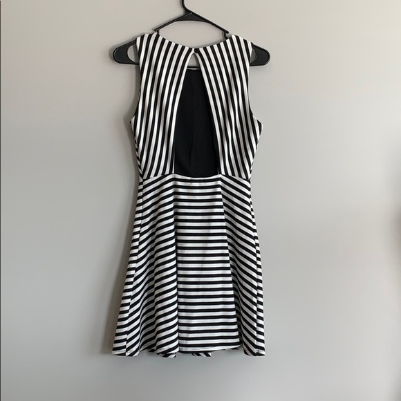 Black and white open back dress - Picture 3 of 5